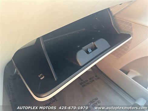 Used 2011 Volkswagen Routan SE image 31