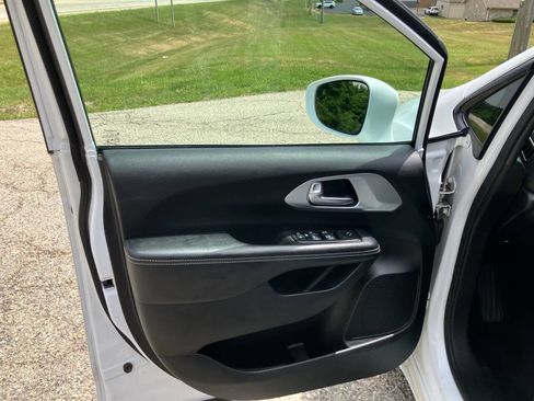 Used 2018 Chrysler Pacifica Touring Plus w/ S Appearance Package FWD image 12