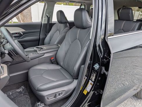New 2026 Toyota Grand Highlander Platinum AWD/4WD image 8