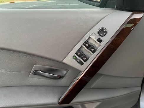 Used 2007 BMW 530xi Sedan image 15