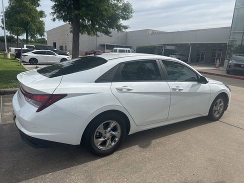 Used 2021 Hyundai Elantra SE FWD image 4