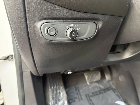 Used 2018 Chevrolet Equinox LT FWD image 12