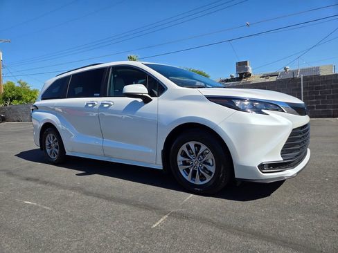 Used 2025 Toyota Sienna XLE FWD image 1