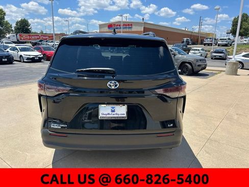 Used 2025 Toyota Sienna LE AWD/4WD image 11