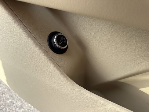 Used 2017 Cadillac XT5 Luxury w/ Driver Awareness Package image 38