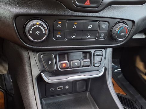 Used 2018 GMC Terrain SLE image 19