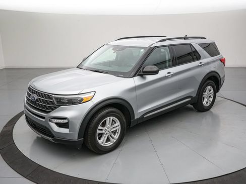 Certified 2023 Ford Explorer XLT w/ Equipment Group 202A AWD/4WD image 8