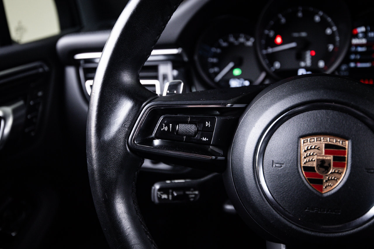 Certified 2023 Porsche Macan AWD/4WD image 17