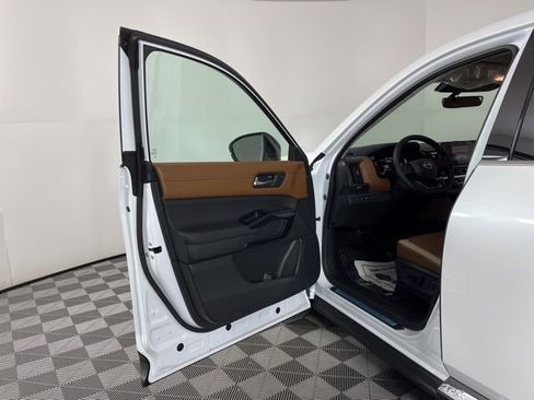New 2026 Nissan Pathfinder Platinum AWD/4WD image 17