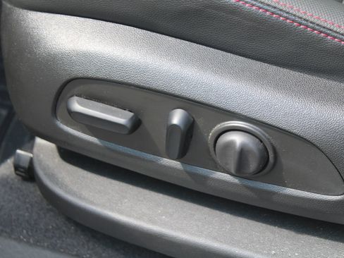 Used 2023 Chevrolet Equinox RS FWD image 25