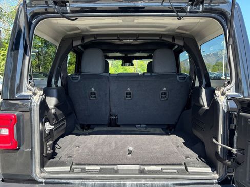 Used 2025 Jeep Wrangler Unlimited Sahara AWD/4WD image 31