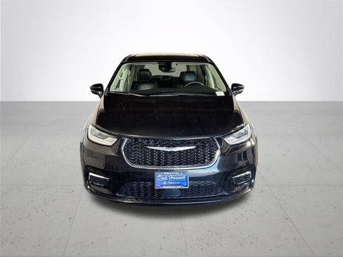 Used 2023 Chrysler Pacifica Touring-L FWD image 3