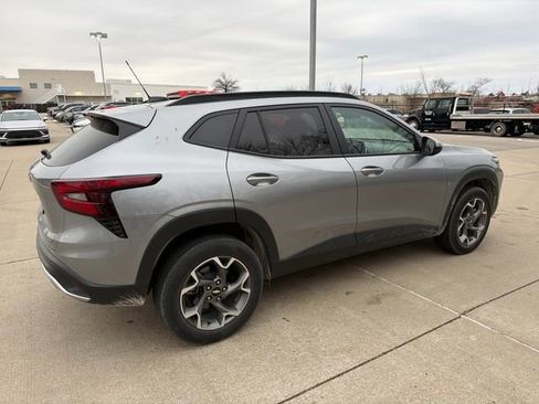 Used 2025 Chevrolet Trax LT image 10
