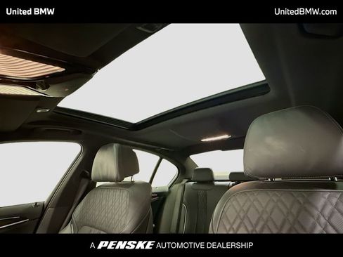 Used 2022 BMW 540i w/ Premium Package image 12