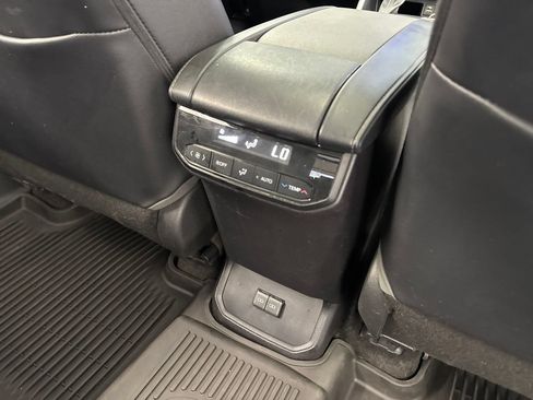Used 2023 Toyota Highlander XLE AWD/4WD image 50
