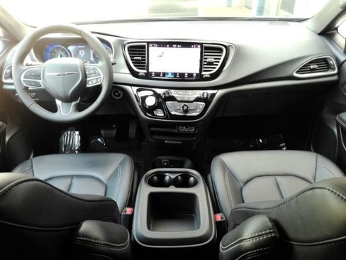 Used 2025 Chrysler Pacifica Select FWD image 2