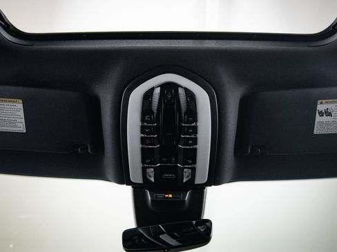 Certified 2023 Porsche Macan AWD/4WD image 20