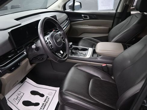Used 2025 Kia Carnival FWD image 29