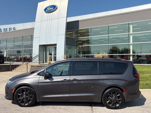 Used 2019 Chrysler Pacifica Touring-L FWD image 3