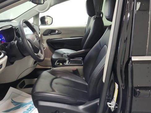 Used 2024 Chrysler Pacifica Select image 7