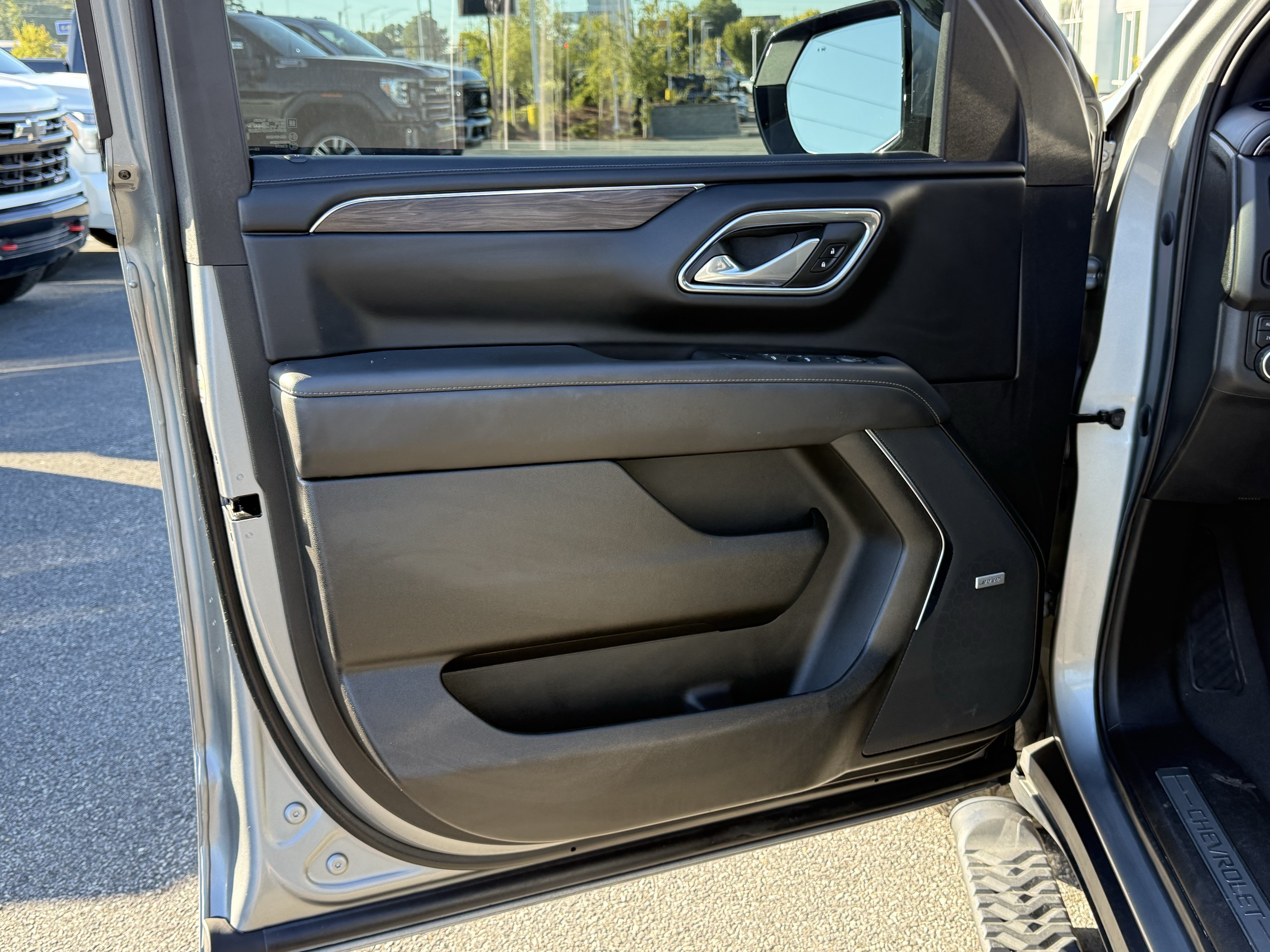 Used 2023 Chevrolet Tahoe Z71 w/ Z71 Off-Road Package AWD/4WD image 14