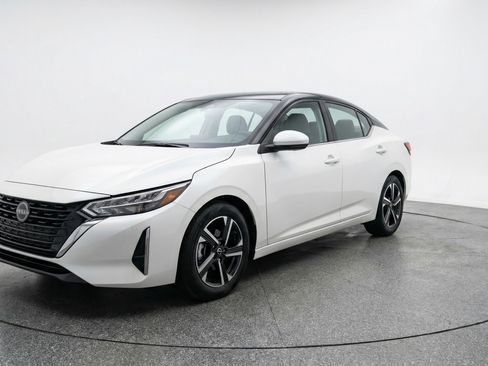 Used 2025 Nissan Sentra SV image 3