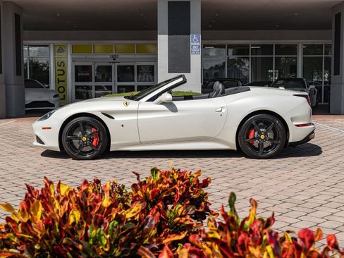 Used 2015 Ferrari California T image 7