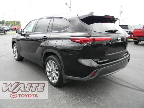 Used 2022 Toyota Highlander Limited AWD/4WD image 4