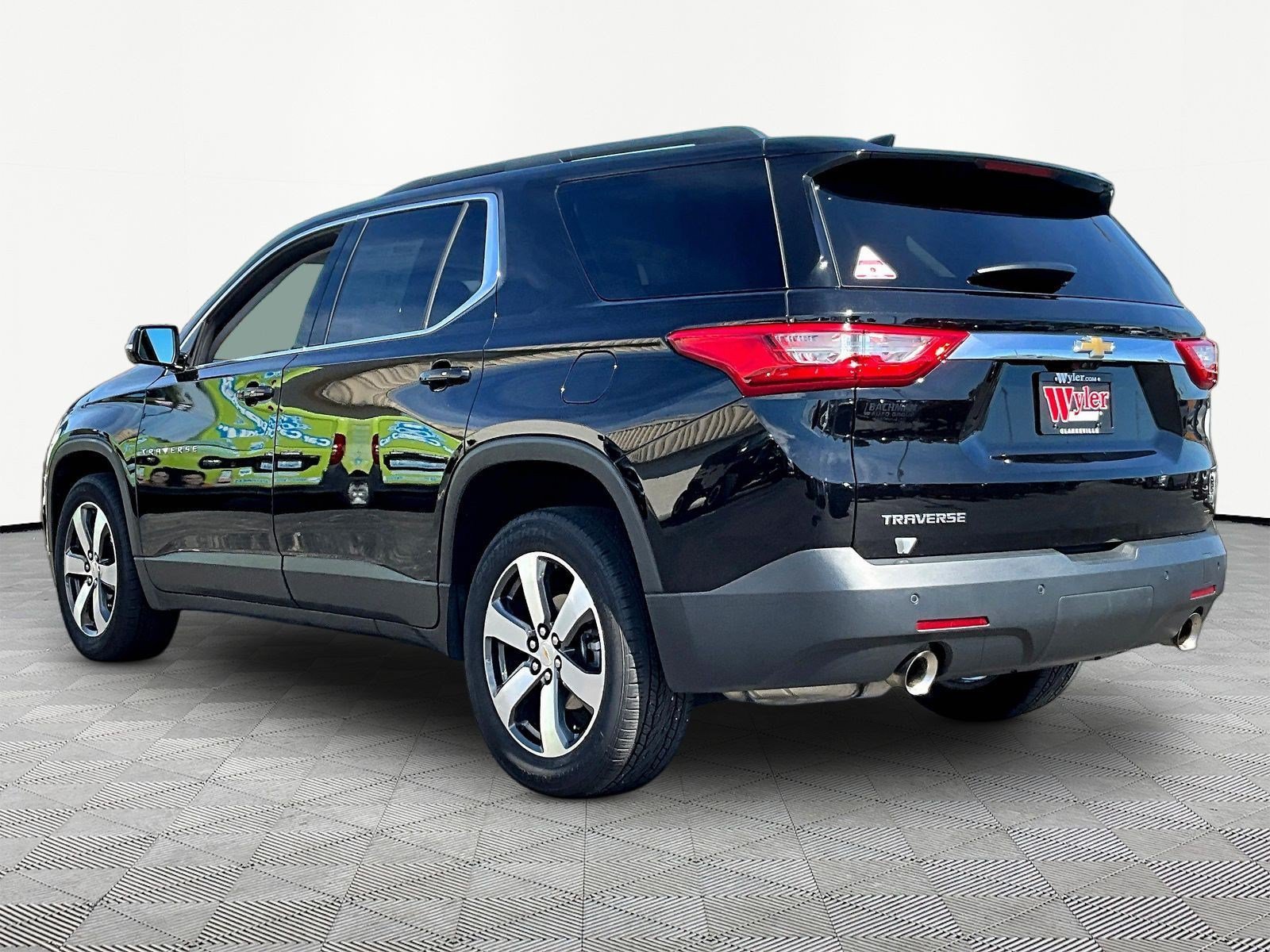 Used 2020 Chevrolet Traverse LT w/ LT Premium Package FWD image 4