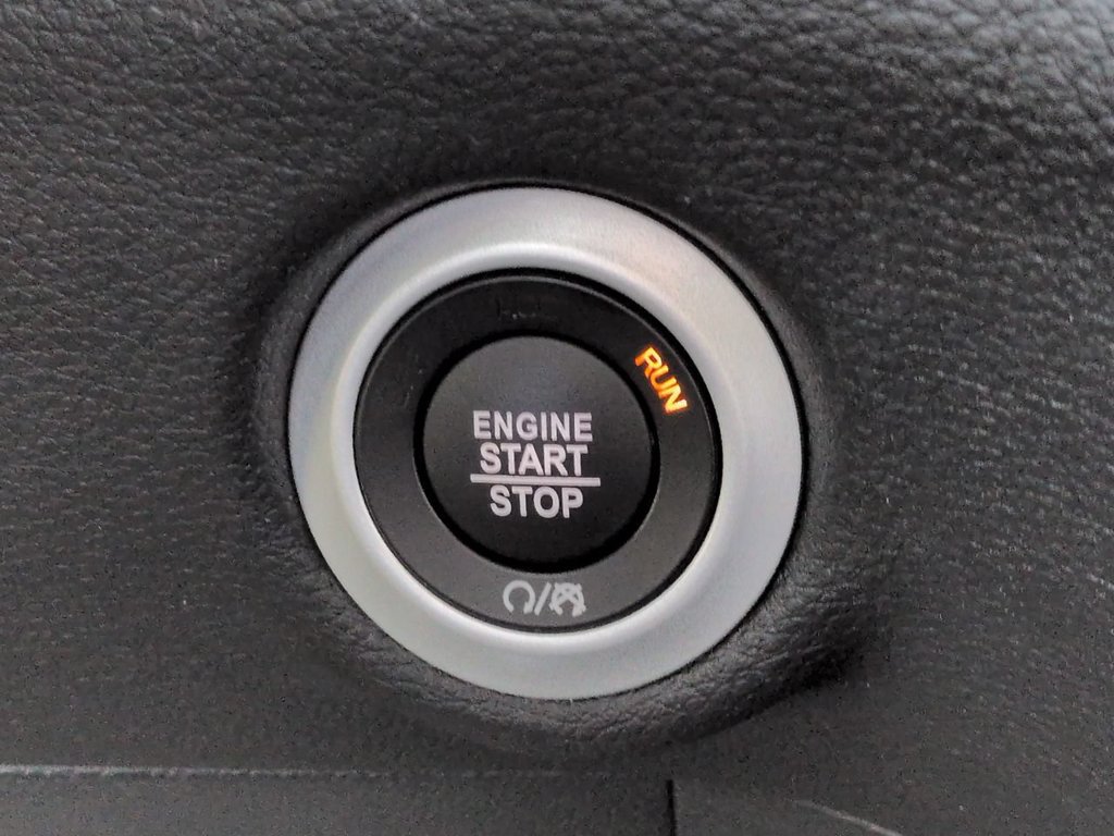 Used 2026 Chrysler Pacifica Limited FWD image 29