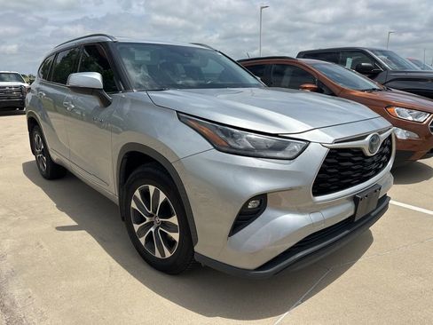 Used 2020 Toyota Highlander XLE FWD image 2