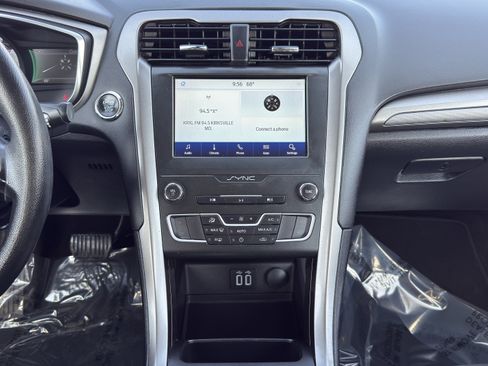 Used 2020 Ford Fusion SE image 24