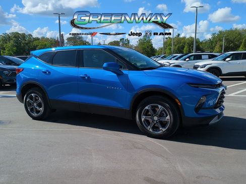 Used 2025 Chevrolet Blazer LT AWD/4WD image 2