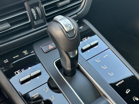 Used 2025 Porsche Macan image 22
