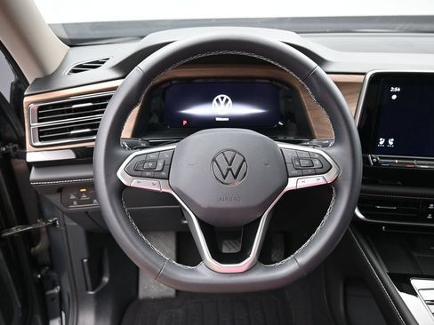 Used 2024 Volkswagen Atlas SE AWD/4WD image 16