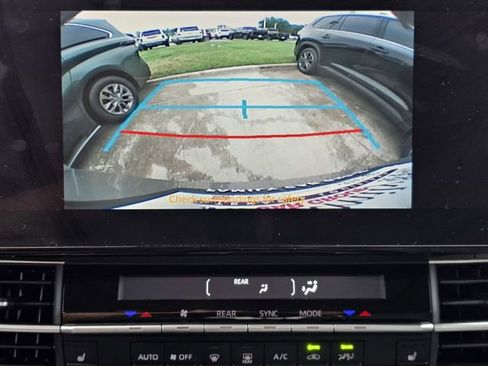 Used 2025 Toyota Sienna XLE FWD image 16