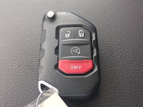 Used 2025 Jeep Wrangler Unlimited Sahara w/ Safety Group AWD/4WD image 31