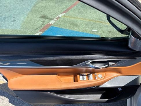Used 2018 BMW 750i RWD image 15