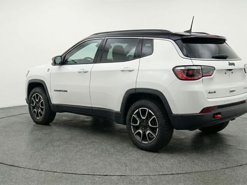 Used 2025 Jeep Compass Trailhawk image 6