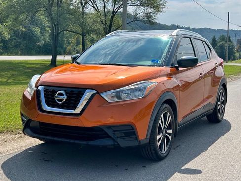Used 2019 Nissan Kicks SV FWD image 1
