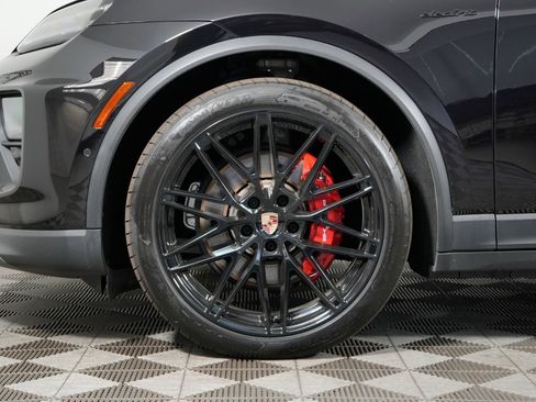 Certified 2025 Porsche Macan 4S Electric AWD/4WD image 13