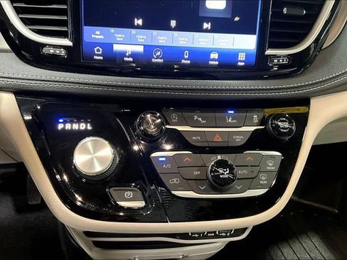 Used 2021 Chrysler Pacifica Touring-L FWD image 15