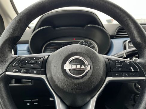 Used 2025 Nissan Versa SV image 28