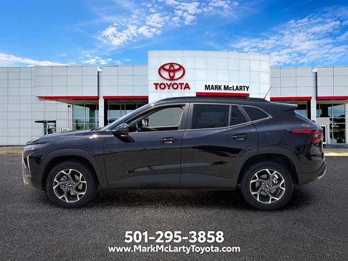 Used 2025 Chevrolet Trax LT w/ Driver Confidence Package FWD image 2