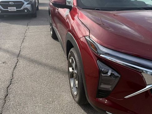 Used 2025 Chevrolet Trax LT w/ LT Convenience Package image 2