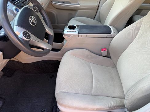 Used 2014 Toyota Prius V Two image 18