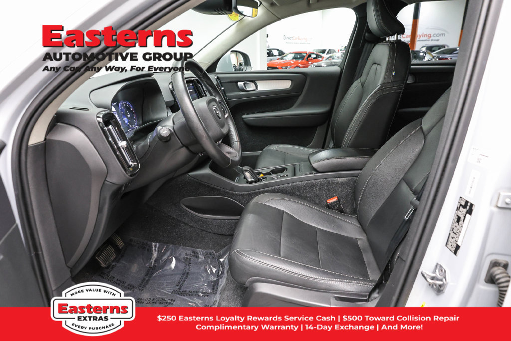 Used 2021 Volvo XC40 T4 Momentum FWD image 14