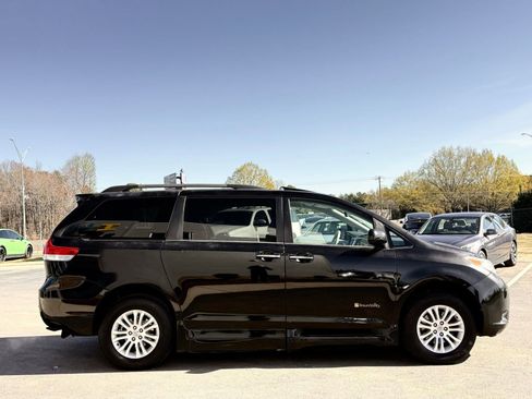 Used 2013 Toyota Sienna XLE w/ Premium Pkg image 5