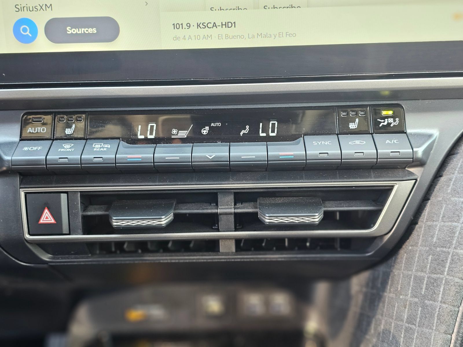 Used 2025 Toyota Camry XLE FWD image 15