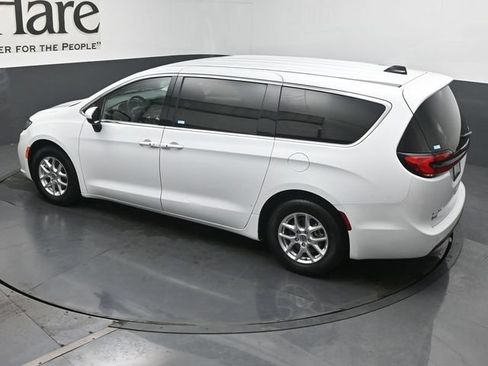 Used 2023 Chrysler Pacifica Touring-L FWD image 41